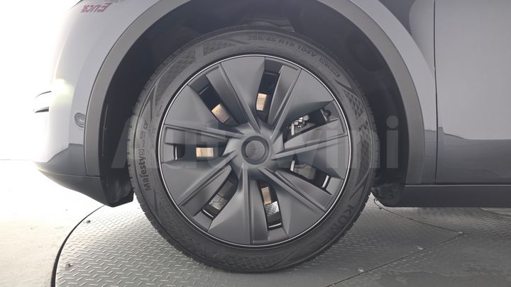 Tesla Model Y 2025 — 4