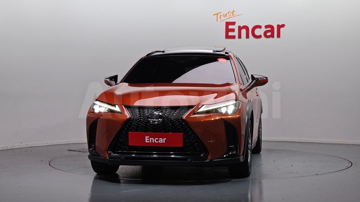 Lexus UX 2024 — 3