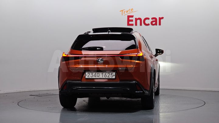Lexus UX 2024 — 4