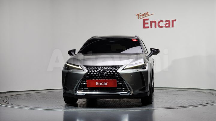 Lexus UX 2025 — 3