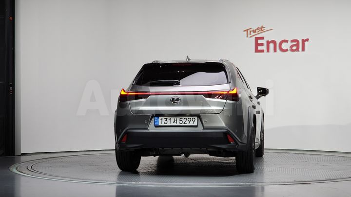 Lexus UX 2025 — 4