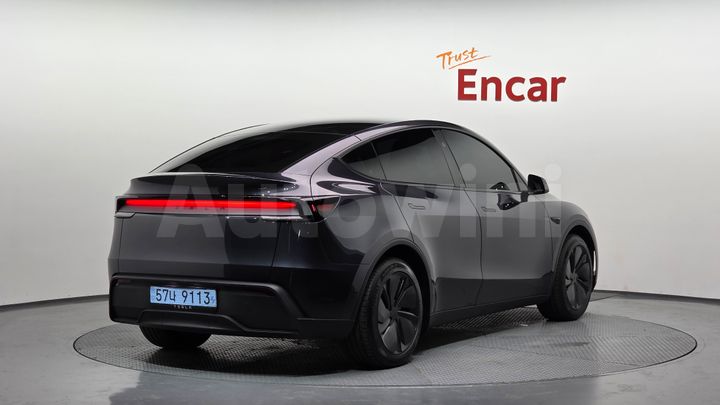 Tesla Model Y 2025 — 2