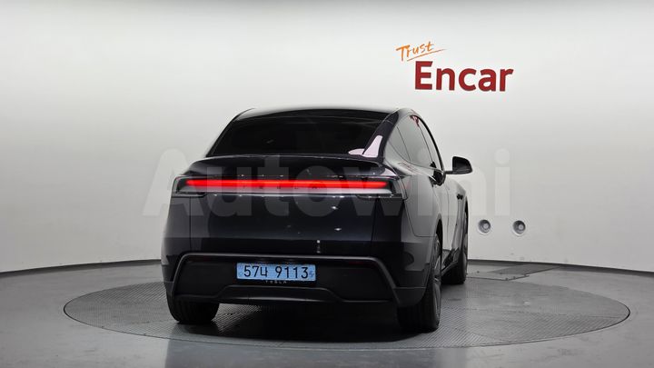 Tesla Model Y 2025 — 4