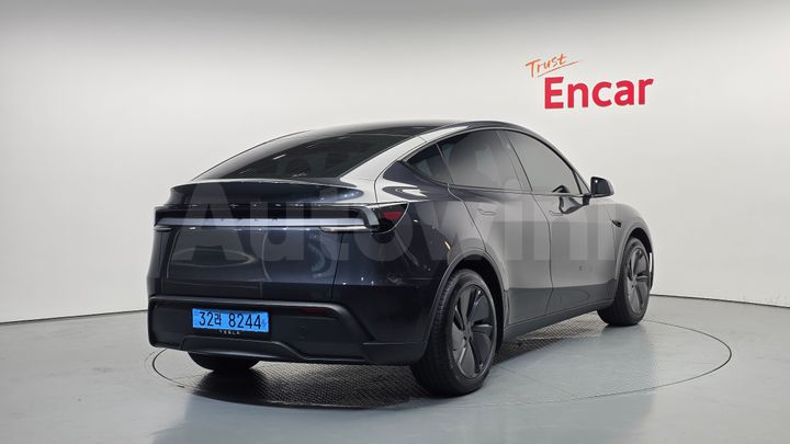Tesla Model Y 2026 — 2