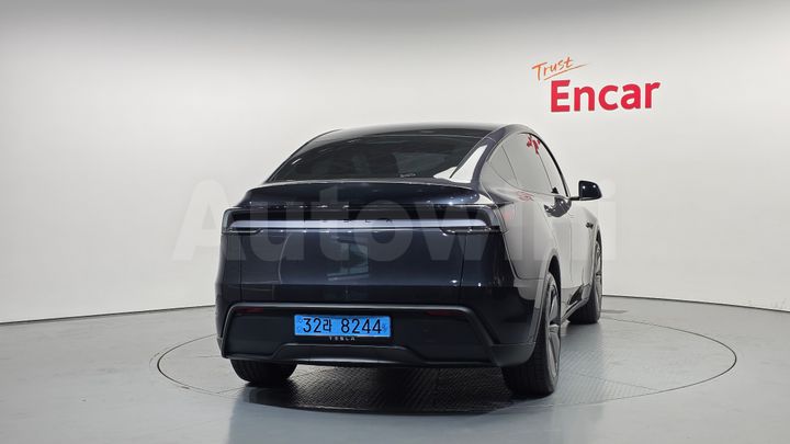 Tesla Model Y 2026 — 4
