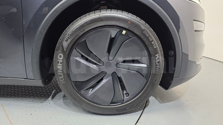 Tesla Model Y 2026 — 5