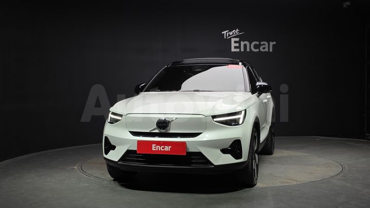 Volvo XC40 2024 — 2