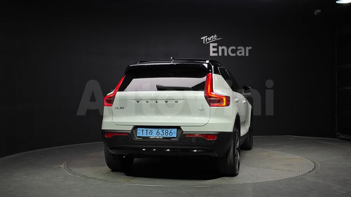 Volvo XC40 2024 — 3