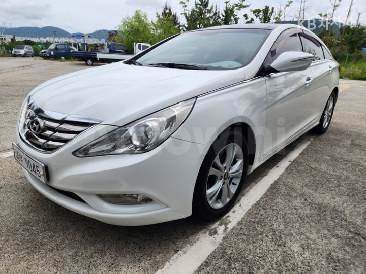 Hyundai Sonata 2010 KMHEC41BBAA133353 — 2