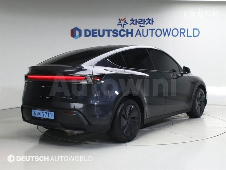 Tesla Model Y 2025 — 2