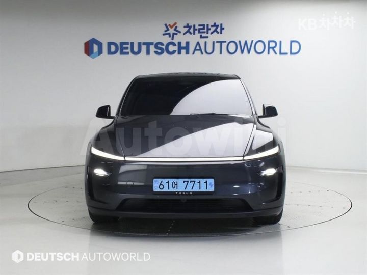 Tesla Model Y 2025 — 3