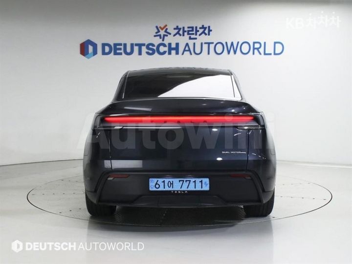Tesla Model Y 2025 — 4