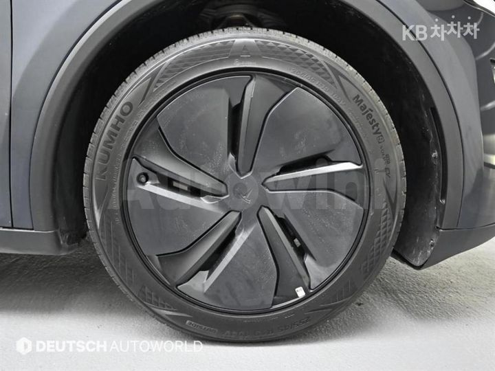 Tesla Model Y 2025 — 5
