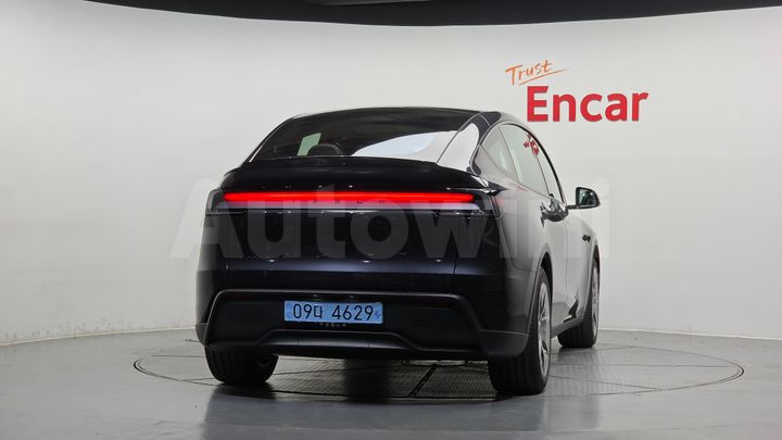 Tesla Model Y 2026 — 4