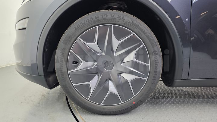 Tesla Model Y 2026 — 5