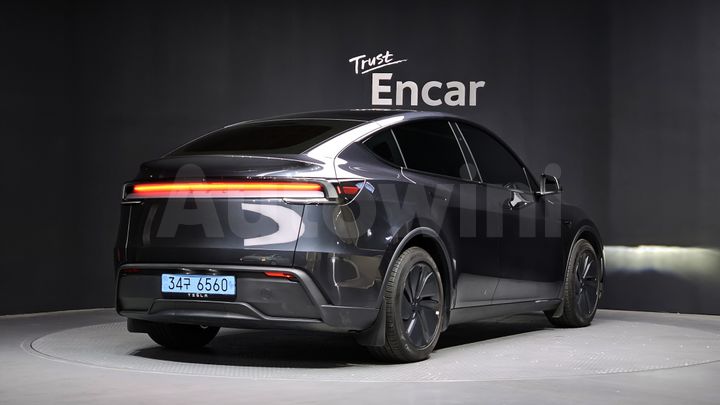 Tesla Model Y 2025 — 2
