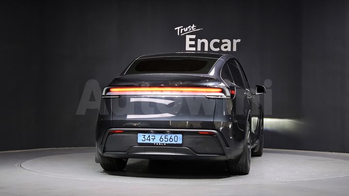 Tesla Model Y 2025 — 4