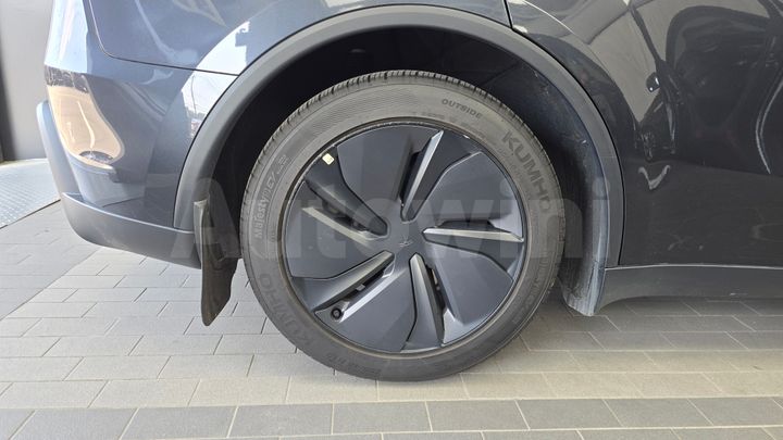 Tesla Model Y 2025 — 5