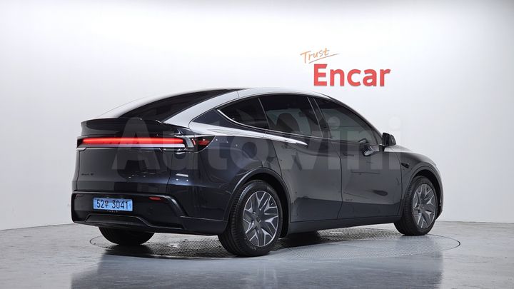 Tesla Model Y 2026 — 2