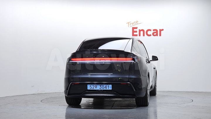 Tesla Model Y 2026 — 4