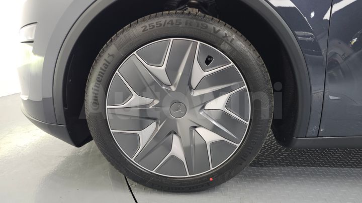 Tesla Model Y 2026 — 5