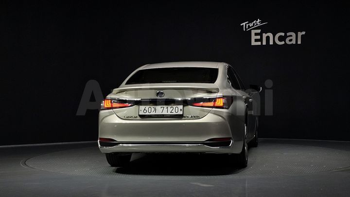 Lexus ES 2019 — 4