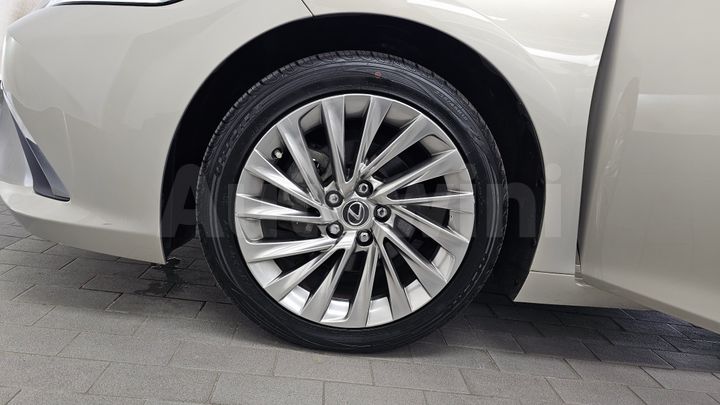 Lexus ES 2019 — 5