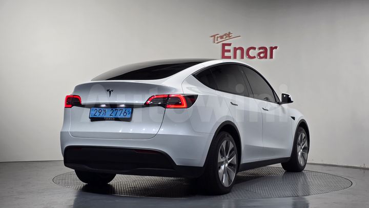 Tesla Model Y 2024 — 2