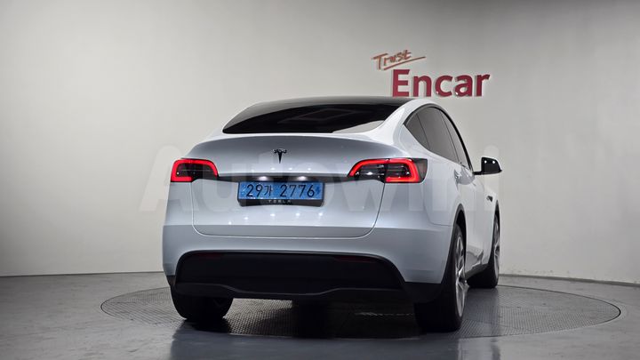 Tesla Model Y 2024 — 4