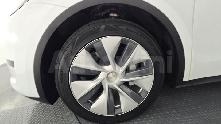 Tesla Model Y 2024 — 5