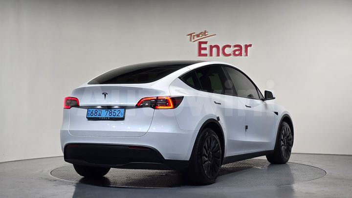 Tesla Model Y 2023 — 2