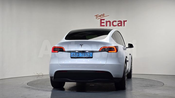 Tesla Model Y 2023 — 4