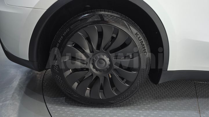 Tesla Model Y 2023 — 5