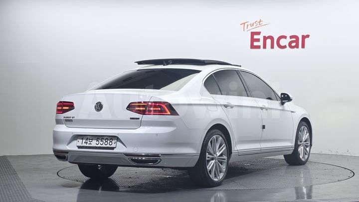 Volkswagen Passat 2018 — 2