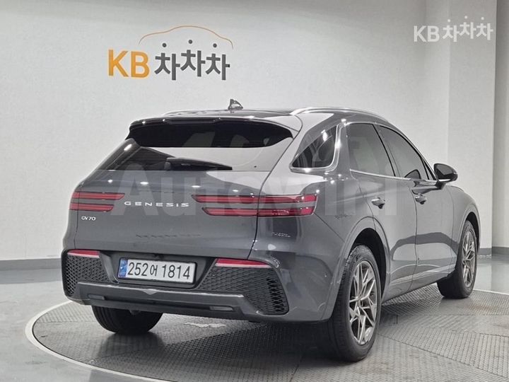 Genesis GV70 2021 KMTMB81ABMU001947 — 3