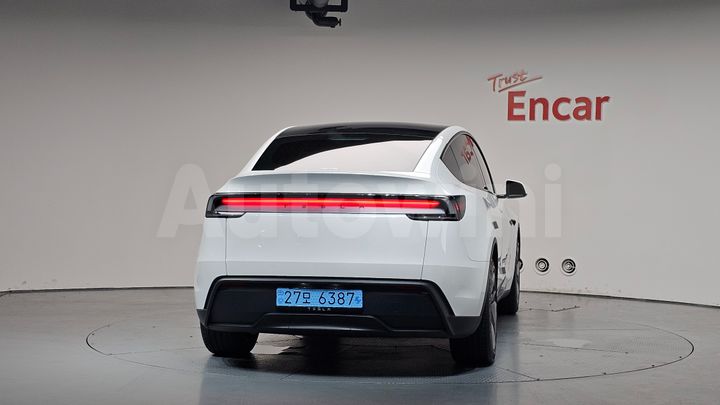Tesla Model Y 2025 — 3