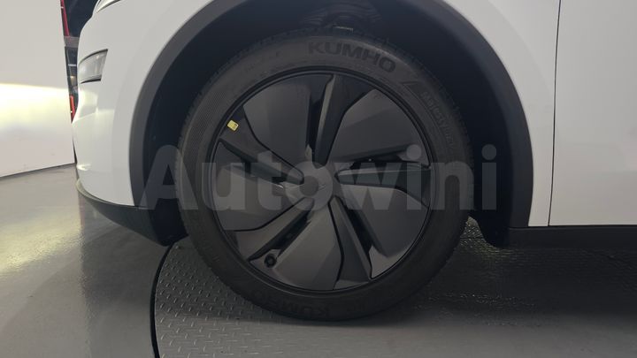 Tesla Model Y 2025 — 4