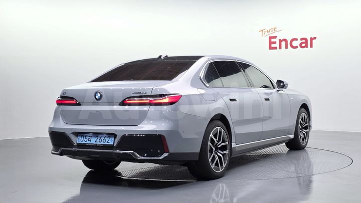 BMW i7