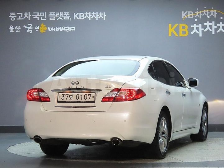 Infiniti M