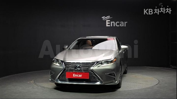 Lexus ES 2018 JTHBK1GG4J2261566 — 3