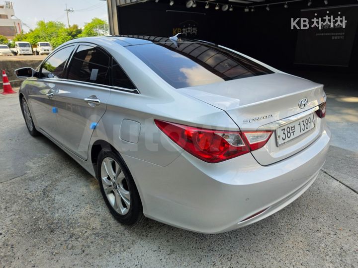 Hyundai Sonata 2010 KMHEC41BBAA020227 — 2