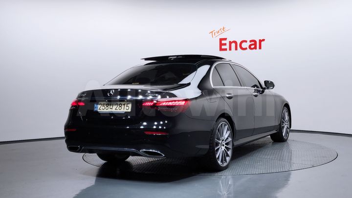 Mercedes-Benz E Class 2022 — 3