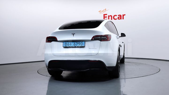 Tesla Model Y 2021 — 4