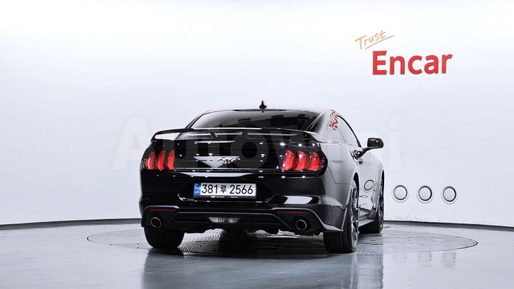 Ford Mustang 2022 — 4