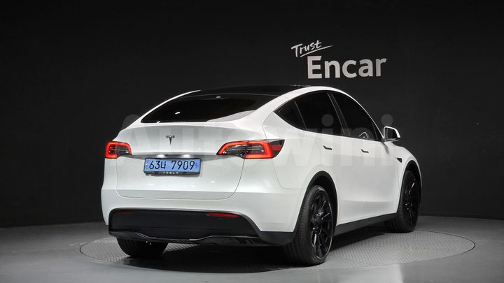 Tesla Model Y 2023 — 2