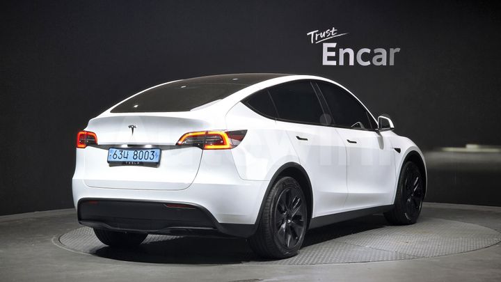 Tesla Model Y 2024 — 2