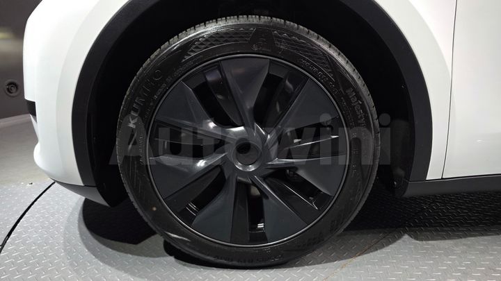 Tesla Model Y 2024 — 5