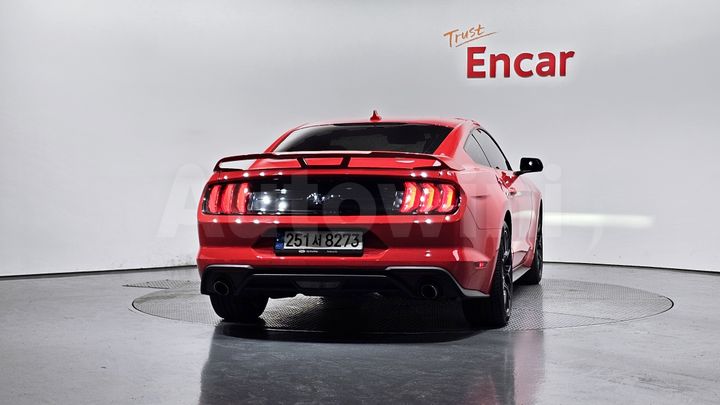 Ford Mustang 2022 — 4