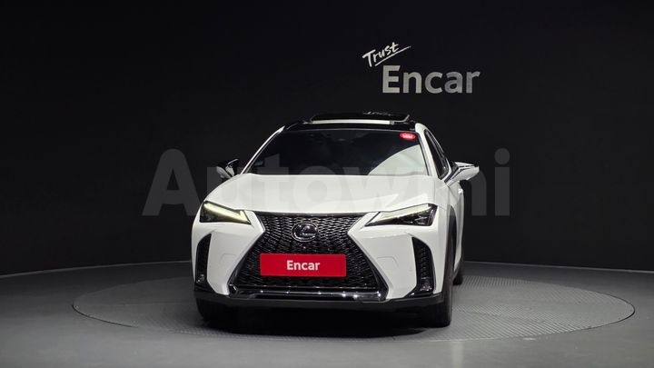 Lexus UX 2024 — 3