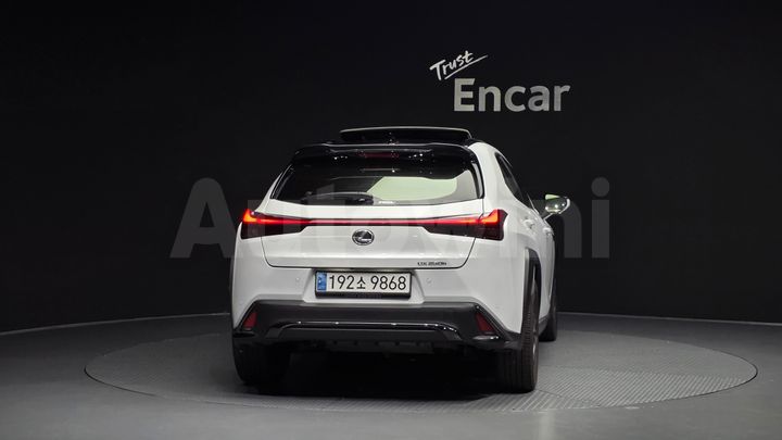 Lexus UX 2024 — 4